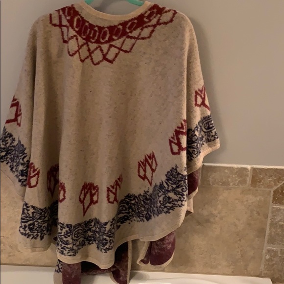 Poncho - Picture 2 of 7